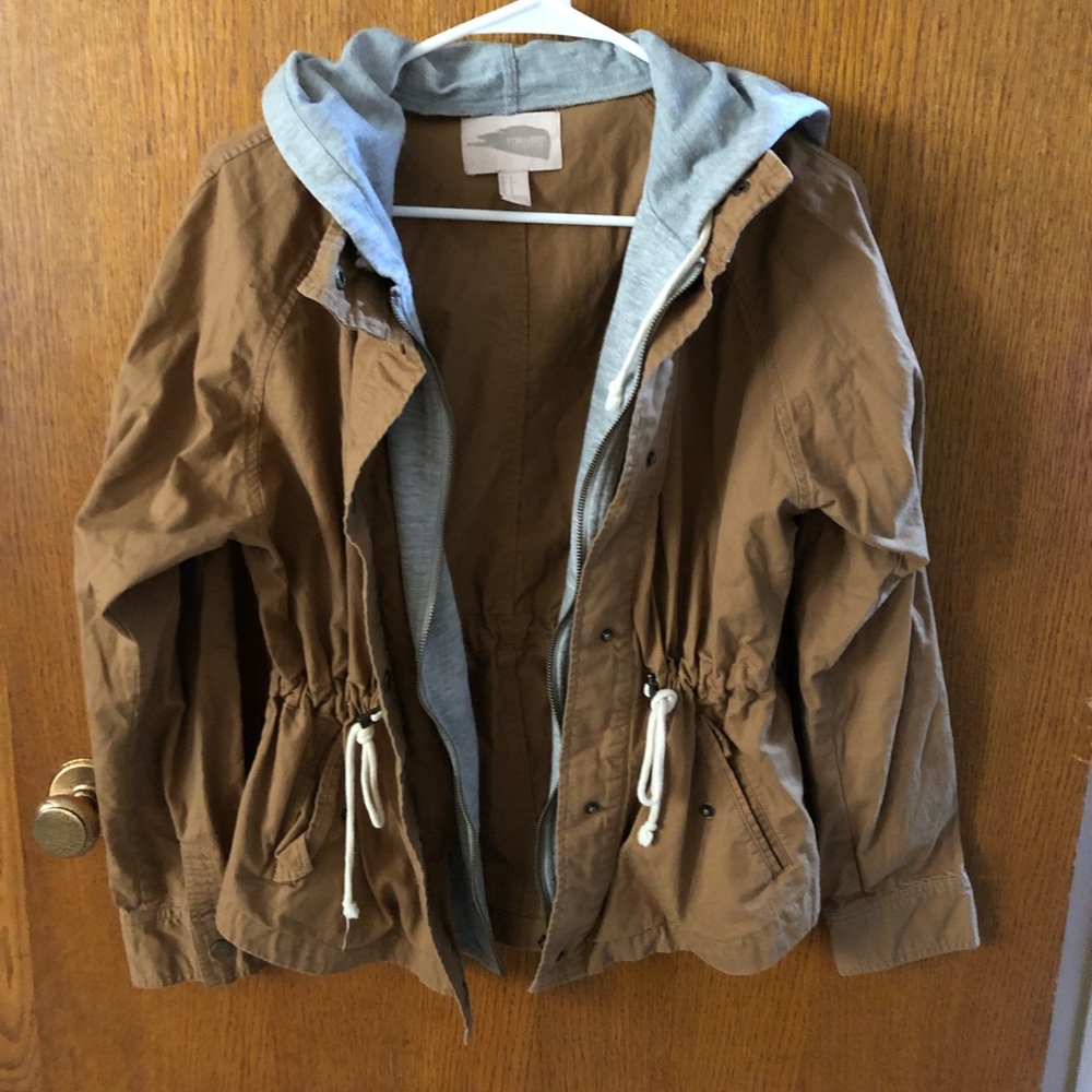 Hooded lightweight jacket